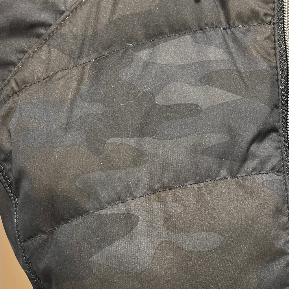 Lululemon Black/ camouflage Hooded Women's puffer vest - Picture 3 of 3